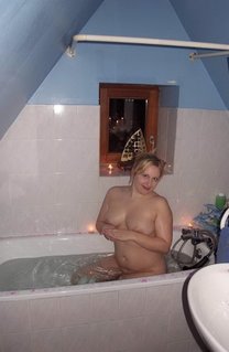 Белокурая принцесса принимиает водные процедуры нагой