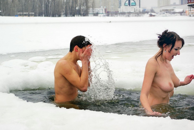 Оголенные секретарши купаются в проруби 8 фотография