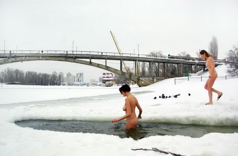 Оголенные секретарши купаются в проруби 6 фотография