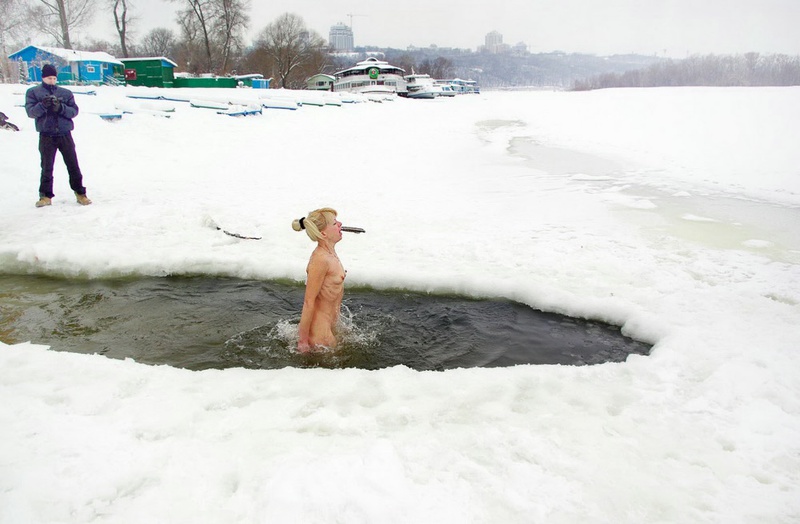 Оголенные секретарши купаются в проруби 12 фотография